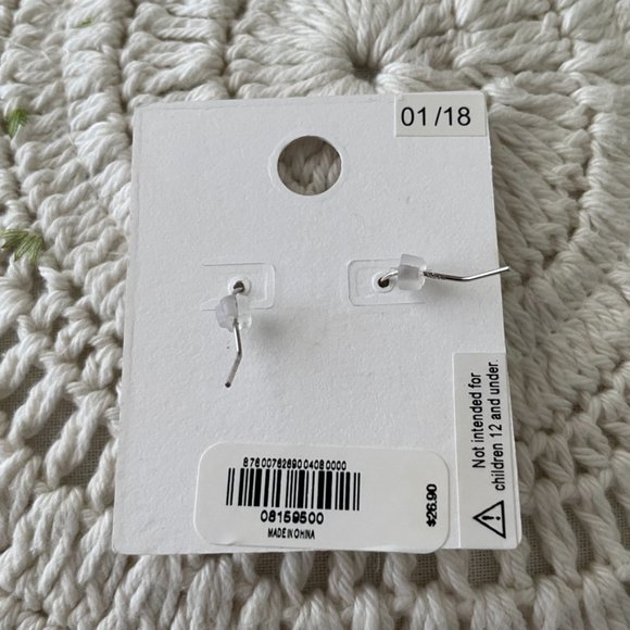 🌺 SOLD 🌺 NWT Silver Faux Diamond Earrings - Picture 2 of 7